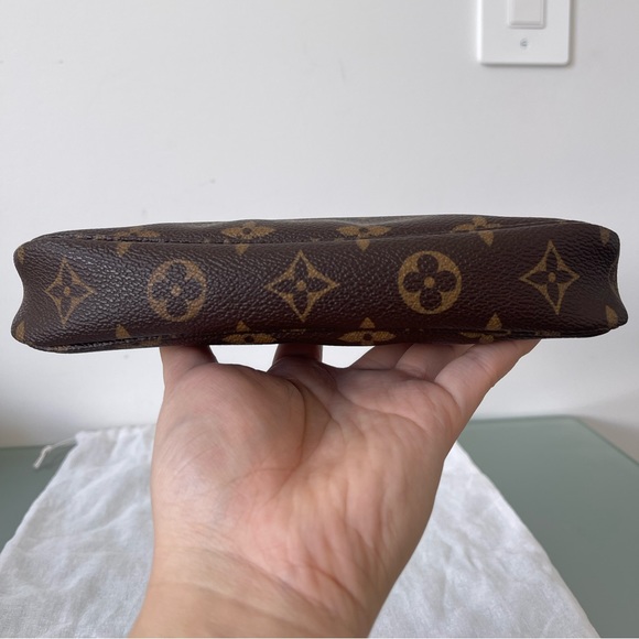 LOUIS VUITTON VINTAGE MONOGRAM POCHETTE ACCESSOIRES - Picture 8 of 12